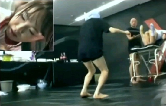 absurd-porno-foto-ebet-v-rot-plyuet-v-litso-i-bet-po-rozhe