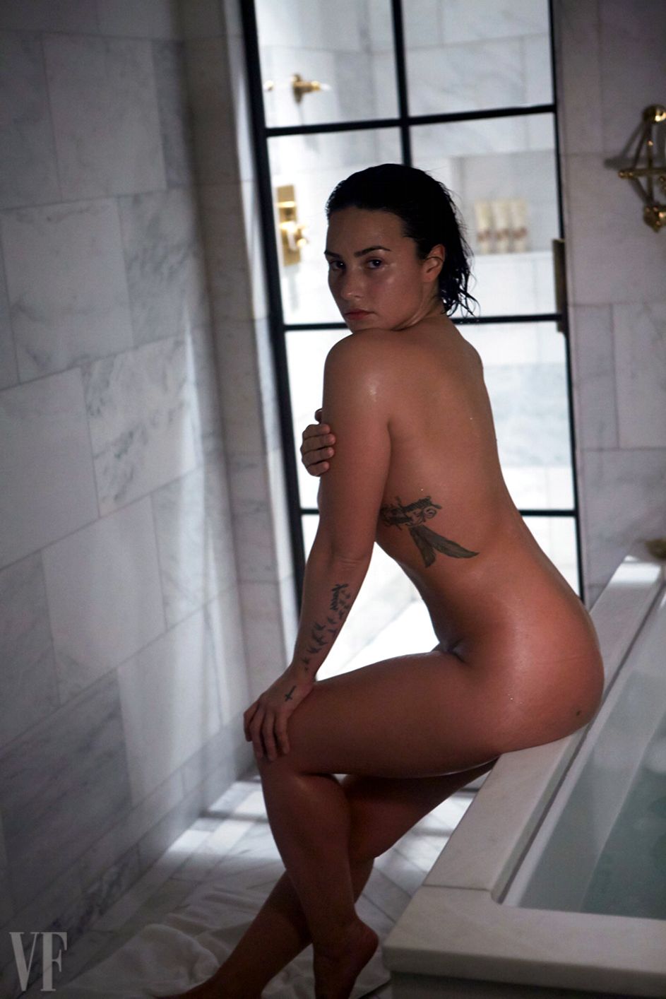 Demi Lobato poses naked