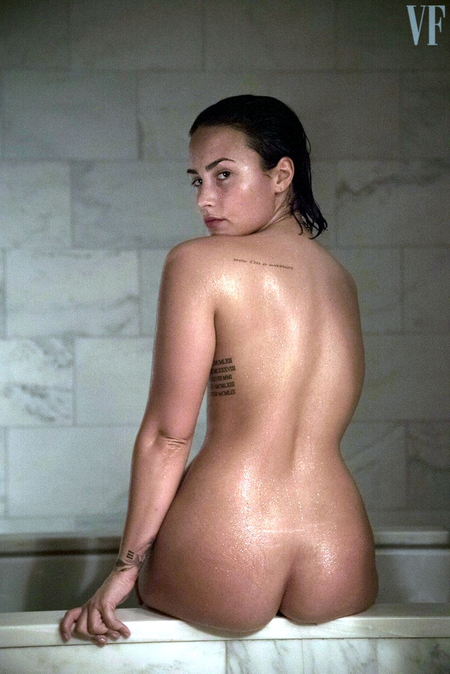Demi Lobato poses naked