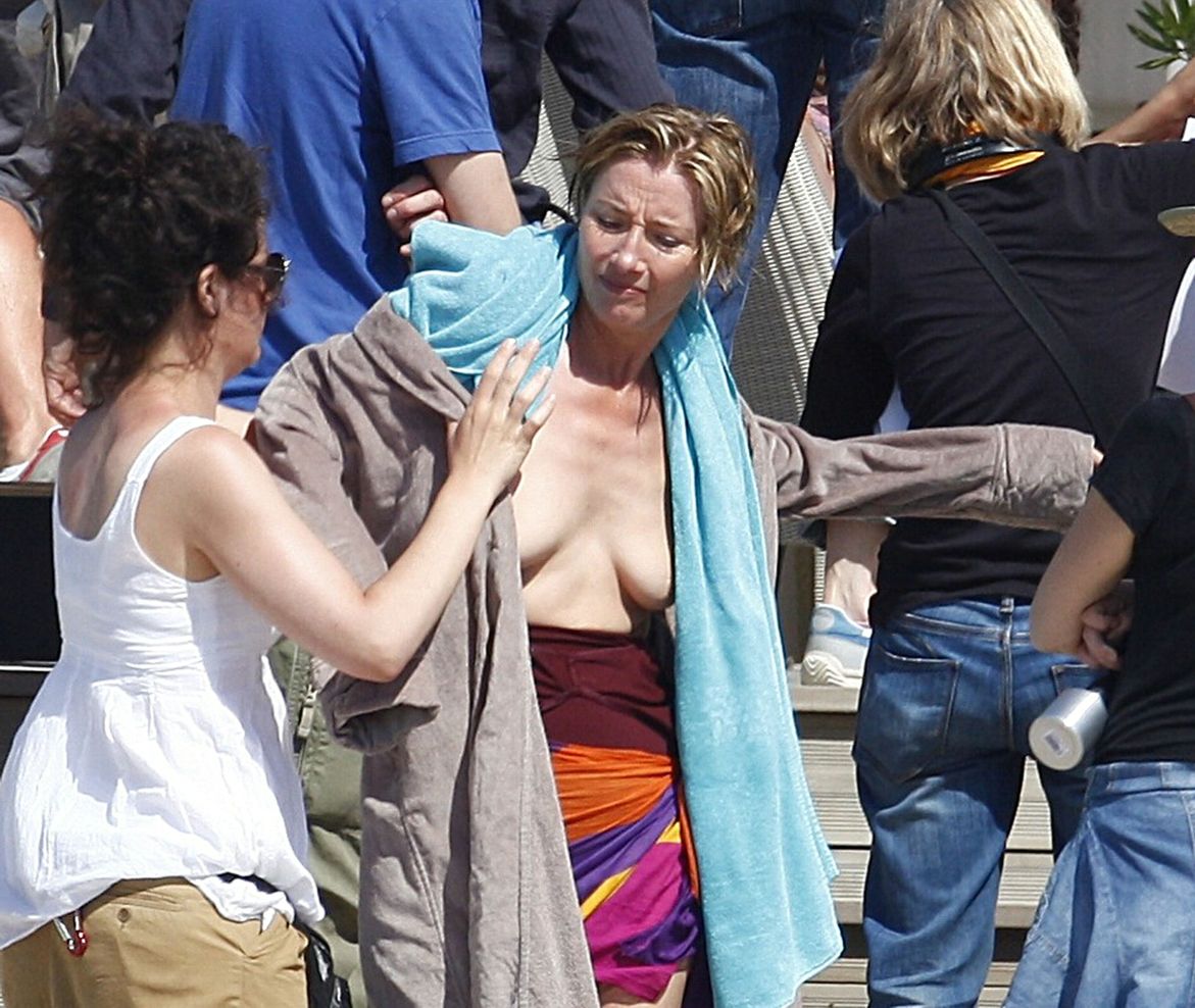 Emma Thompson slips and we get to spot her boobs - Alrincon.com