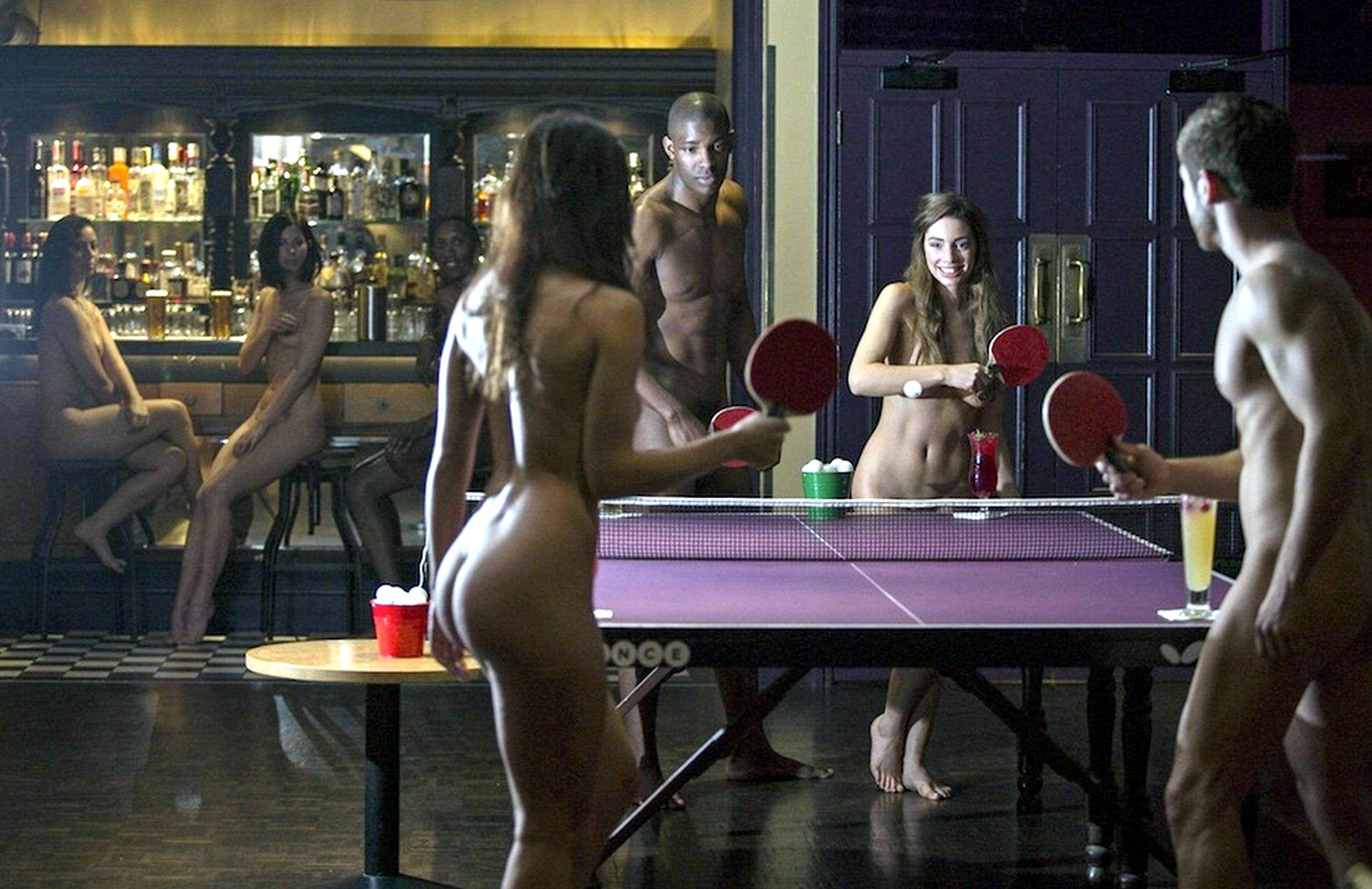 Naked people playing pingpong - Alrincon.com