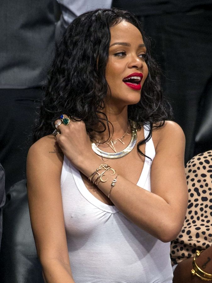 Rihanna cheering raptors wearing no bra.